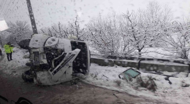 Antalyada minibüs devrildi, 5 öğretmen ve 1 öğrenci yaralandı