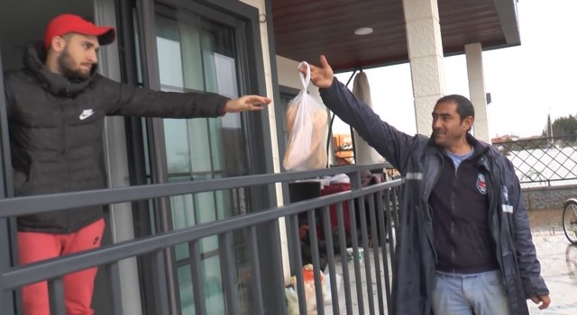Antalyada su altında kalan evlerin temel ihtiyaçları iş makinesiyle giderildi