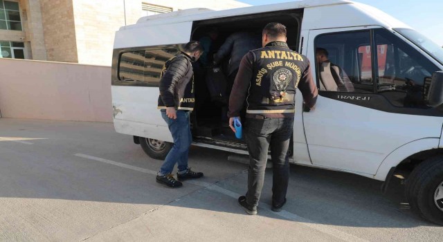 Antalyada toplam 84 yıl hapis cezasıyla aranan 5 firari yakalandı