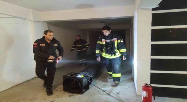 Apartmanın bodrum katında çıkan yangın korkuttu