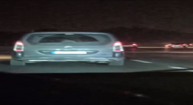 Araç içerisinde kavga ettiler, ani manevra yapan araç ile tehlike saçtılar