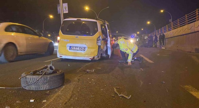 Araçlar 500 metre mesafede kazaya karıştı, trafik kilitlendi