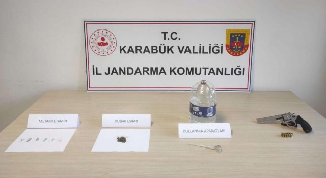 Araçtaki uyuşturucu partisi, jandarmaya yakalanınca bitti
