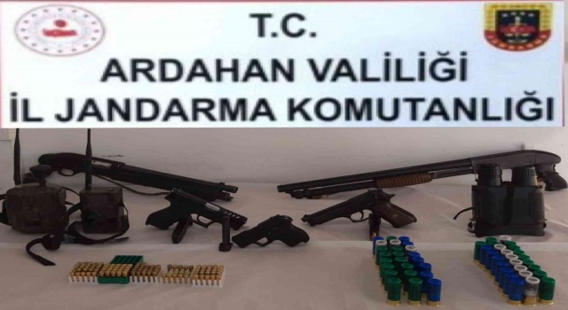 Ardahanda ruhsatsız tabanca ve foto kapan ele geçirildi