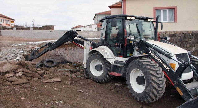 Ardıçta metruk yapılar yıkılıyor, inler dolduruluyor