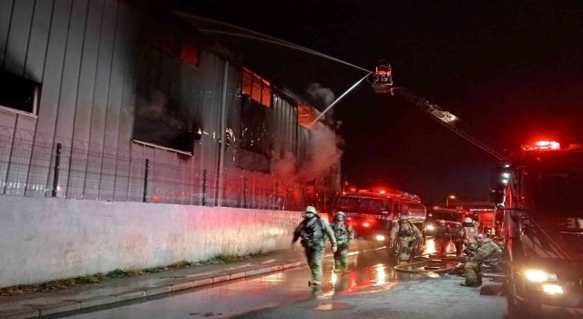 Arnavutköyde 10 bin metrekarelik fabrika kül oldu