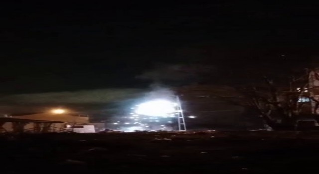 Arnavutköyde bomba gibi patlayan elektrik telleri geceyi aydınlattı