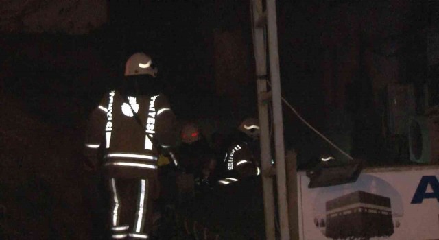 Arnavutköyde gece saatlerinde aile sağlığı merkezi yanında trafo yandı