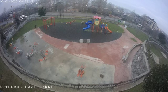 Arnavutköyde kazaya karışan hafif ticari araç, çayırlık alana uçtu