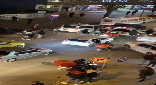 Arnavutköyde yol verme yüzünden kavga eden sürücüler, sinirlerini araçlarından çıkarttılar