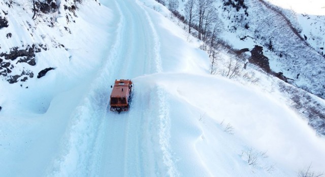 Artvinde kar kalınlığı 1,5 metreyi bulan Camili yolu ulaşıma açıldı