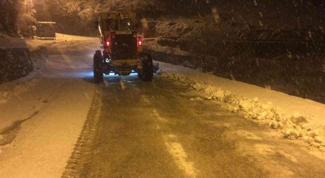 Artvinde kar yağışı nedeniyle 78 köy yolu ulaşıma kapandı
