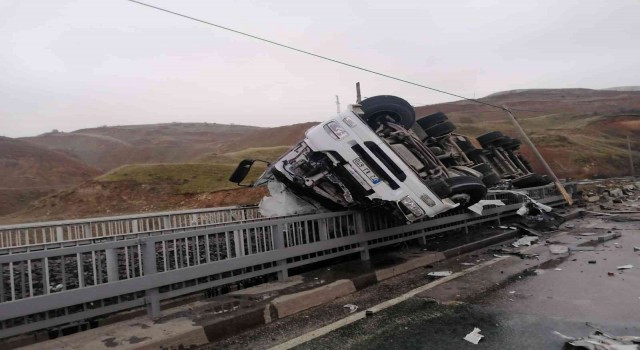 Asfalt yüklü tır devrildi: 1 yaralı