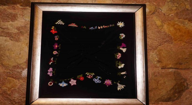 Asırlık yazma oyaları tabloya dönüştü