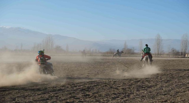Ata sporu ciritte bu kez atların rakibi motosikletliler oldu