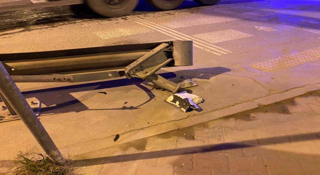 Ataşehirde 14 yaşındaki sürücü demir korkuluklara çarptı: 2 yaralı