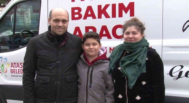 Ataşehirde, çocuğun çöpe attığı cüzdan ve telefonu temizlik personelleri didik didik arayarak buldu