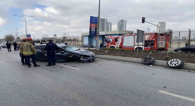 Ataşehirde kırmızı ışıkta geçen sürücü kazaya sebep oldu: 1 yaralı