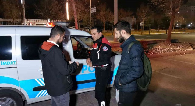 ATM önünde yerde buldukları 750 TLyi polise teslim ettiler