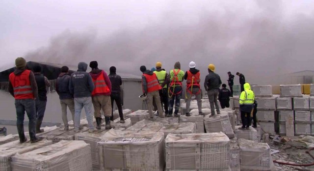 Avcılarda inşaat işçilerin kaldığı konteynerde yangın çıktı