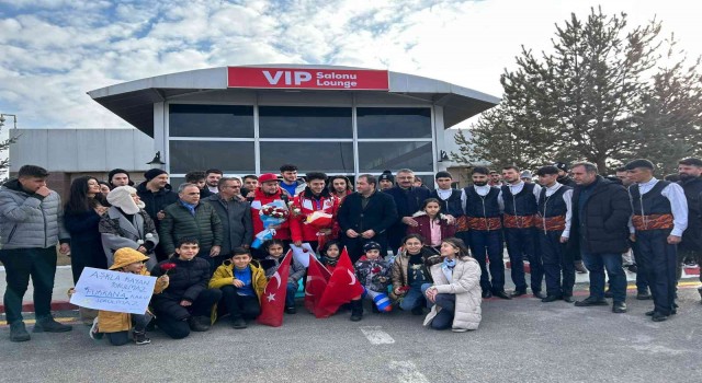 Avrupa 3.sü Furkan Akar, memleketinde kutlamalarla karşılandı