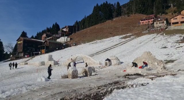 Ayder Yaylasına şenlik için kamyonlarla kar taşınıyor