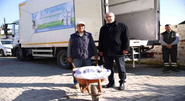 Aydın Büyükşehir Belediyesinden küçük aile işletmelerine yem desteği sürüyor