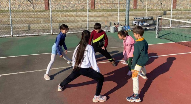 Aydında çocuklar hem eğleniyor, hem spor yapıyor