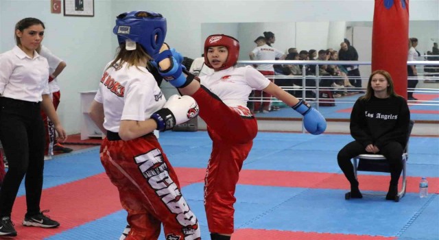 Aydında kick boks sporcuları il birinciliği için mücadele ettiler