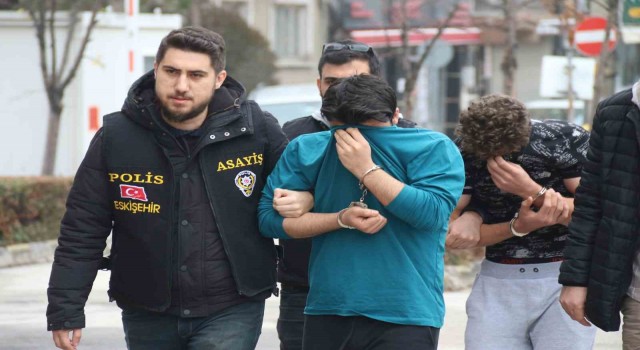 Ayşenurun katil zanlısı “Silahı elinden almaya çalışırken tetiğe dokunmuşum” diyerek savunma yaptı