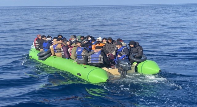 Ayvacık açıklarında 52 kaçak göçmen yakalandı