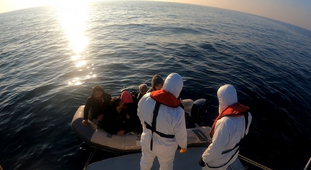 Ayvalık açıklarında 24 düzensiz göçmen yakalandı, geri itilen 6 düzensiz göçmen ise kurtarıldı
