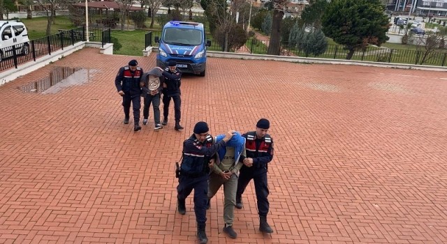 Ayvalıkta göçmen kaçakçıları yakalandı