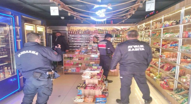 Ayvalıkta marketlere yönelik denetimler sürüyor