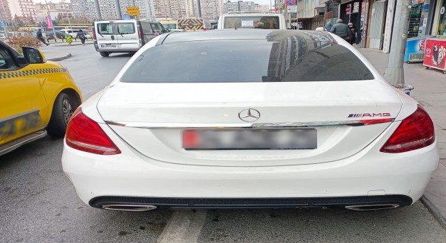 Bahçelievlerde vinçle kuzu indirerek çakarlı otomobiline bindiren şahsa para cezası yağdı