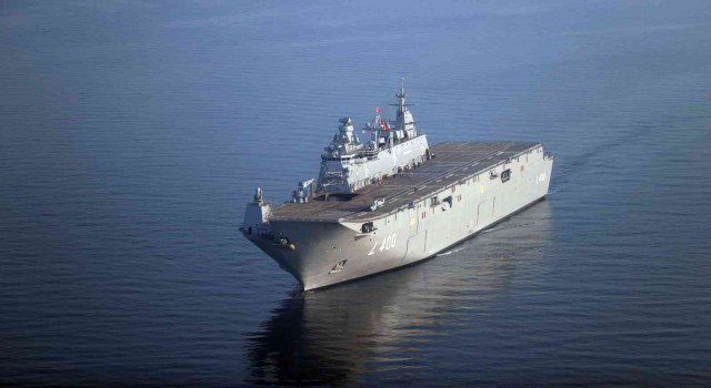 Bakan Akar, dünyanın ilk SİHA gemisini inceledi