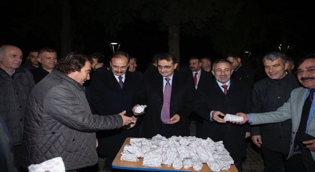 Bakan Dönmez Bilecikte vatandaşlara kandil simidi dağıttı