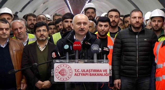 Bakan Karaismailoğlu yeni yıla metro çalışanları ile girdi