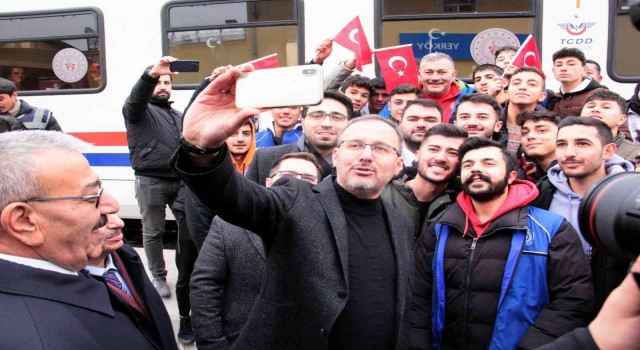 Bakan Kasapoğlu, Yozgatta mola verip gençlerle bir araya geldi