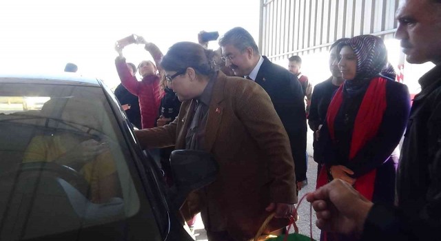 Bakan Yanık Ceza Yeme Fıstık Ye dedi, sürücülere Osmaniye fıstığı ikram etti