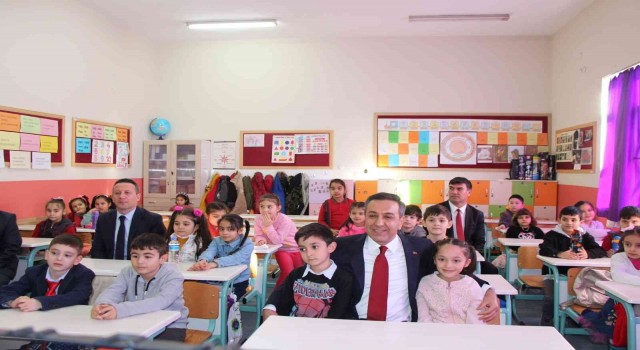 Bakan Yardımcısı Dere, mezun olduğu okuldaki öğrencilerin karne sevincine ortak oldu