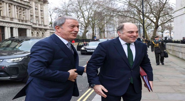 Bakanı Akar, İngiltere Savunma Bakanı Wallace ile görüştü