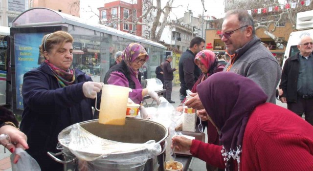 Balıkesirde 2 bin kişiye zeytinyağlı çorba ikramı