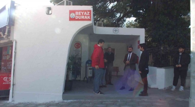 Balıkesirde minibüs durağı kütüphane gibi oldu