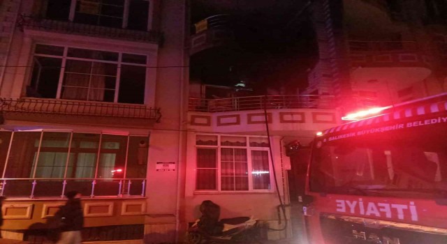 Balıkesirdeki ev yangınında 2 kişi dumandan etkilendi