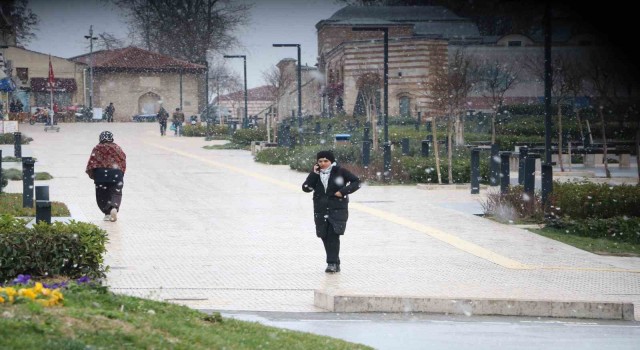 Balkanlardan gelen kar yağışı Edirnelileri mutlu etti