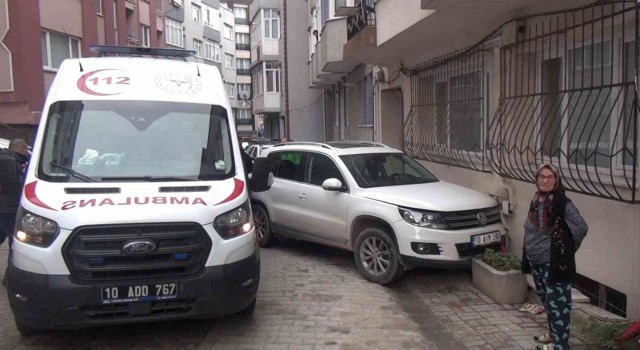 Bandırmada trafik kazası: Doğalgaz hattı borusuna çarptı