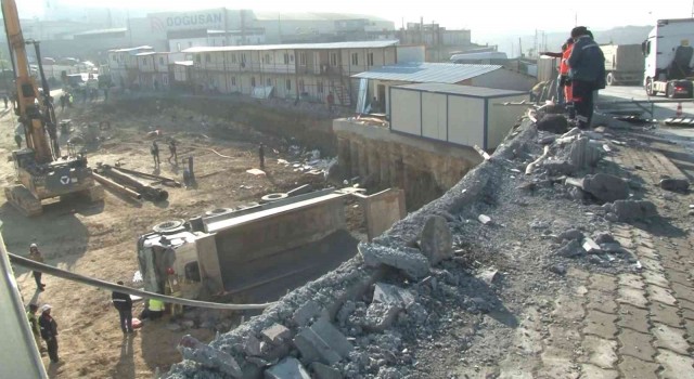 Başakşehirde hafriyat kamyonu şantiye alanına uçtu