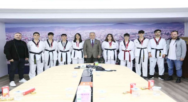 Başarılı sporcular ödüllendirildi