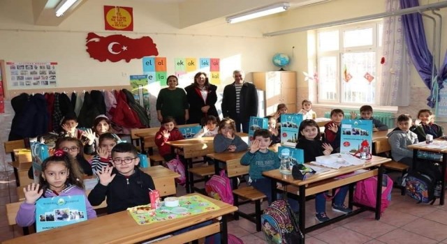 Başkan Şahinerden minik öğrencilere tatil seti
